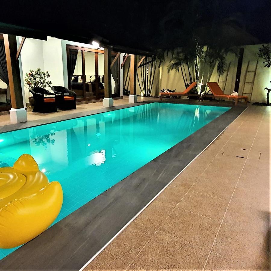 Orange Palm Pool Villaer